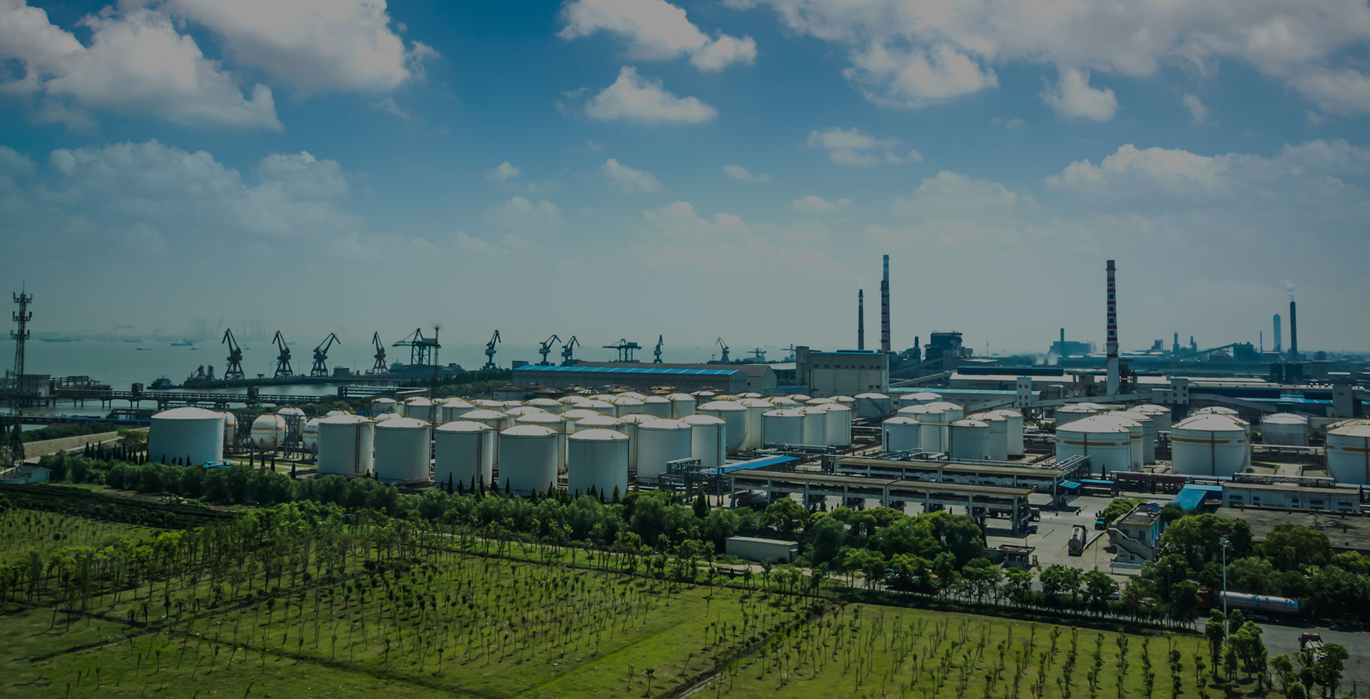 以人(rén)爲本，求實創新，客戶至上